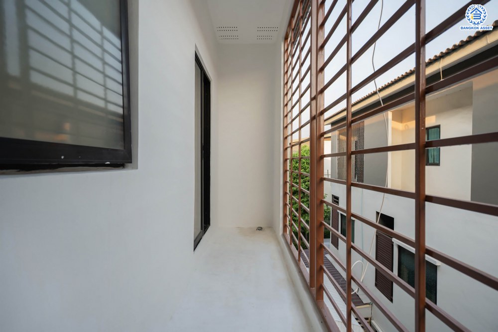 บ้านมือสองตกแต่งใหม่ โครงการ ซิกเนเจอร์ กัลปพฤกษ์ เนื้อที่ 17.10 ตร.ว. ฟังก์ชัน 3 ห้องนอน 3 ห้องน้ำ 2 ที่จอดรถ บ้านสูง 3 ชั้น ภายในกว้าง พื้นที่ใช้สอยเยอะ บนทำเลเดินทางสะดวก ติดถนนกัลปพฤกษ์ เชื่อมต่อกาญจนาภิเษก ใกล้รถไฟฟ้าสายสีน้ำเงิน "สถานีหลักสอง"...